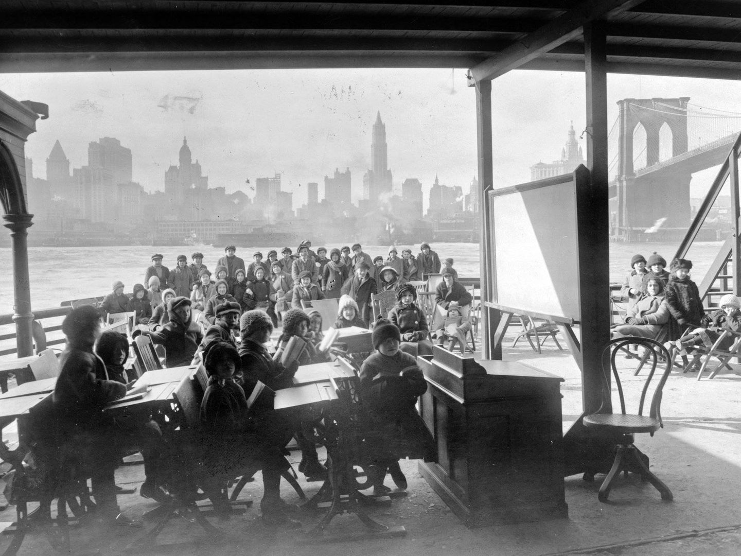 Imagen de una clase al aire libre en 1915 durante una epidemia de tuberculosis en Rhode Island. (Biblioteca del Congreso de EEUU)