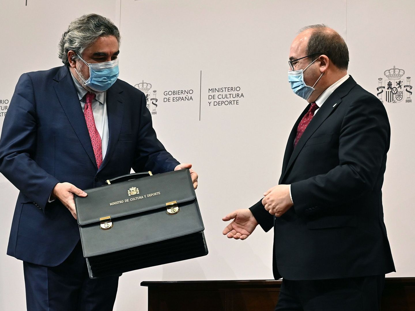 Iceta (d) recibe la cartera ministerial de manos de su antecesor, Uribes (i). (EFE)