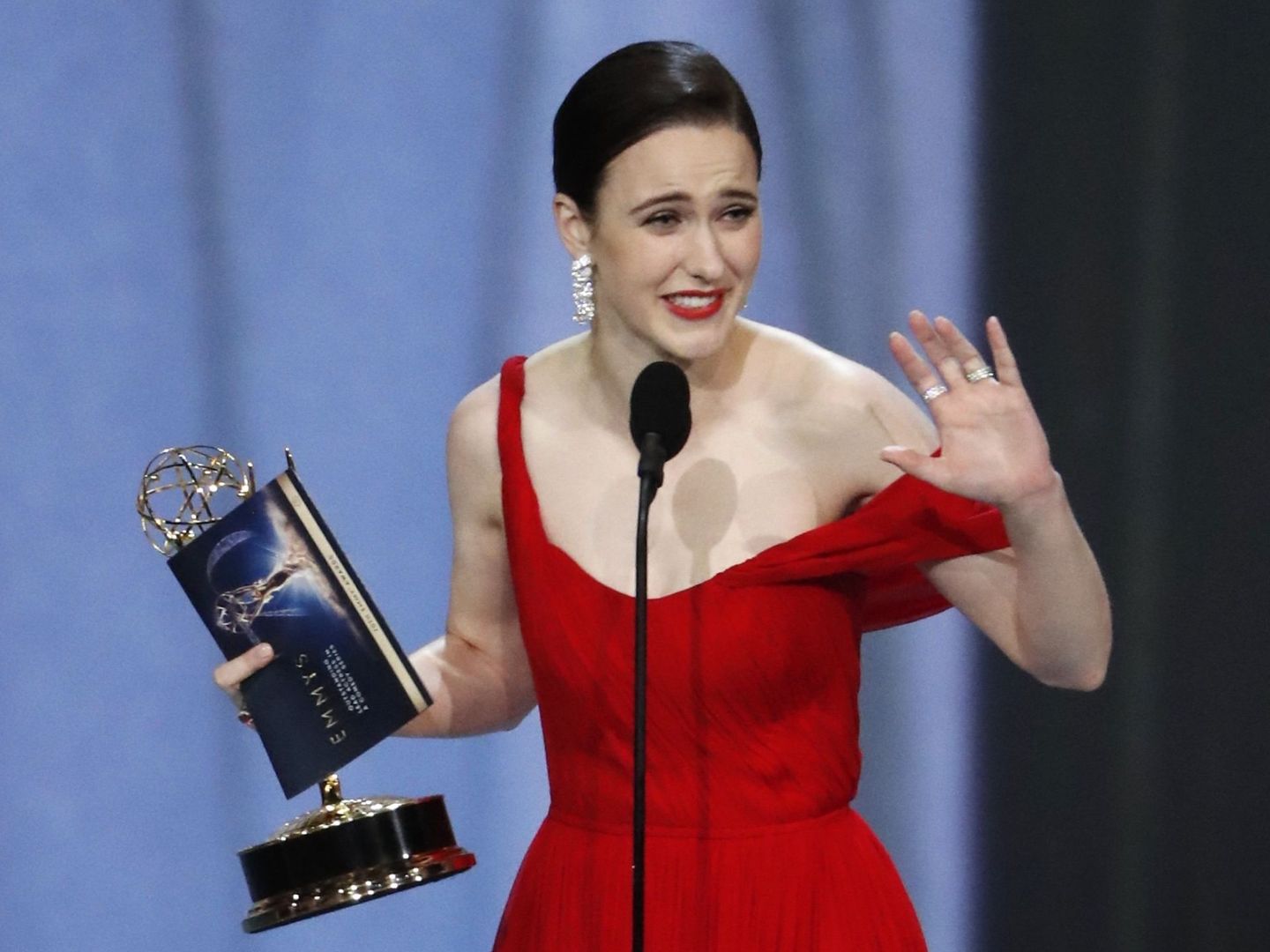 Rachel Brosnahan agradece el Emmy a la mejor actriz de comedia la noche del lunes pasado. (Reuters)