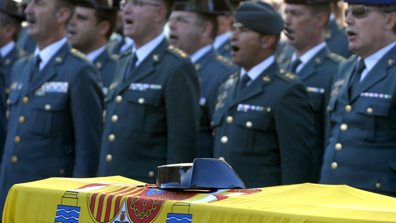 Foto: Funeral por los guardias civiles muertos en un accidente de helicóptero en León en 2014. (EFE)