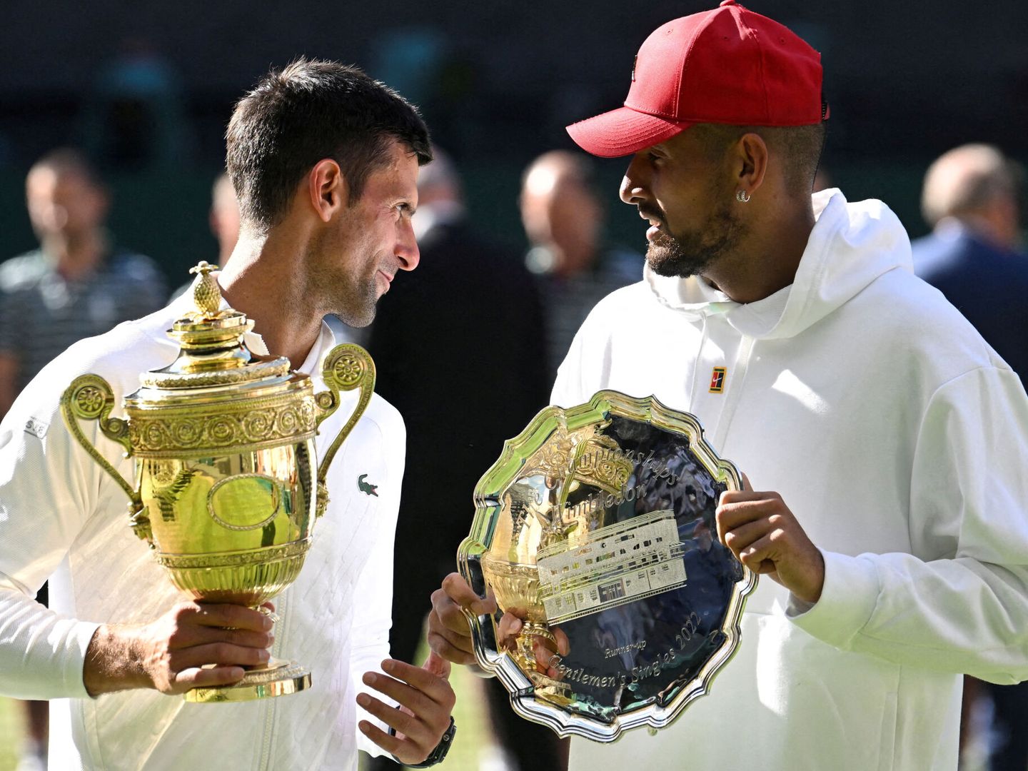 Novak Djokovic y Nick Kyrgios, tras la final de Wimbledon 2022. (REUTERS/Toby Melville).