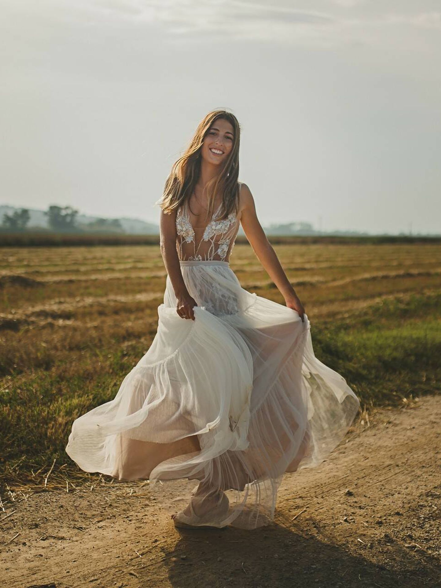 Vestido de novia ligero, sencillo y con cierto aire boho. (Fotografía de La Libélula Weddings vía Bodas.net)