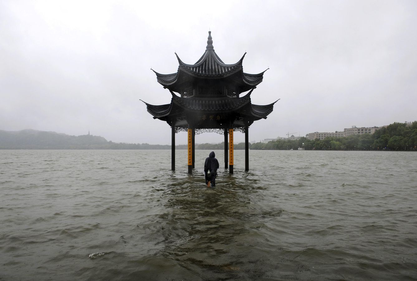 Un hombre en el West Lake de Hangzhou, en la provincia china de Zhejiang, tras el tifón Fitow. (Reuters)  