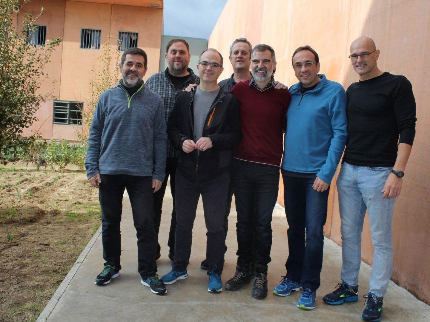 Los siete dirigentes independentistas presos en la cárcel de Lledoners. (EFE)
