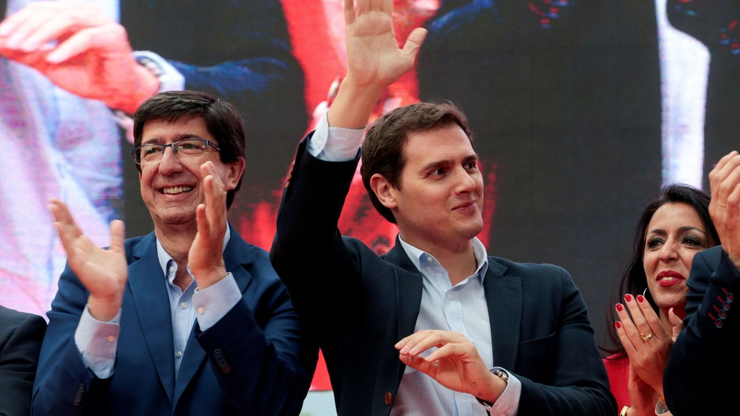 El lider de Cs, Albert Rivera (c), y el portavoz del partido en Andalucía, Juan Marín (i). (EFE)