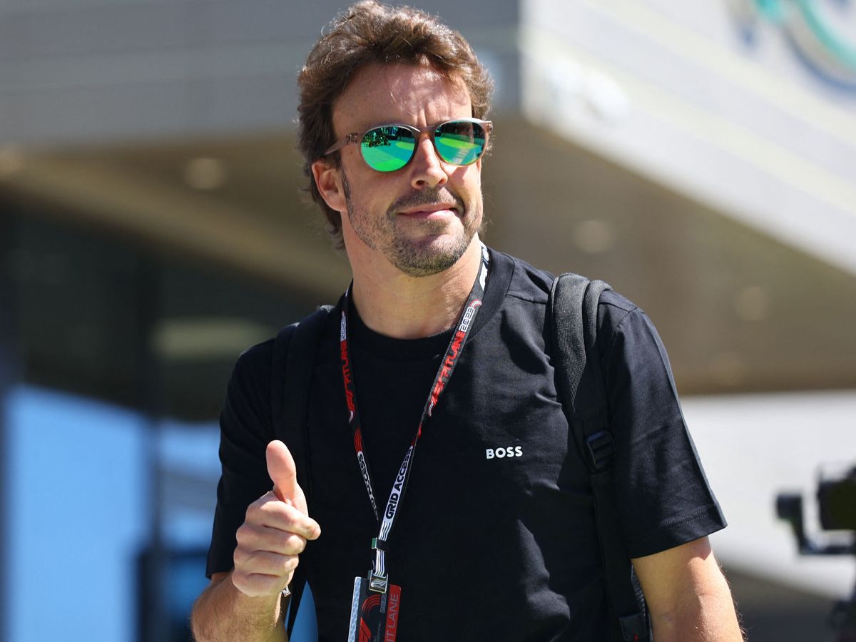 Foto: Fernando Alonso, a su llegada al Gran Premio de F1 de Arabia Saudí. (Reuters)