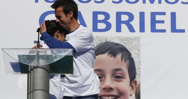 Foto: Los padres de Gabriel se abrazan un día antes de que las autoridades encontraran el cuerpo de su hijo