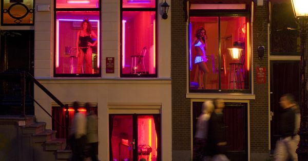 Foto: Prostitutas en los escaparates del Barrio Rojo de Ámsterdam. (Corbis)