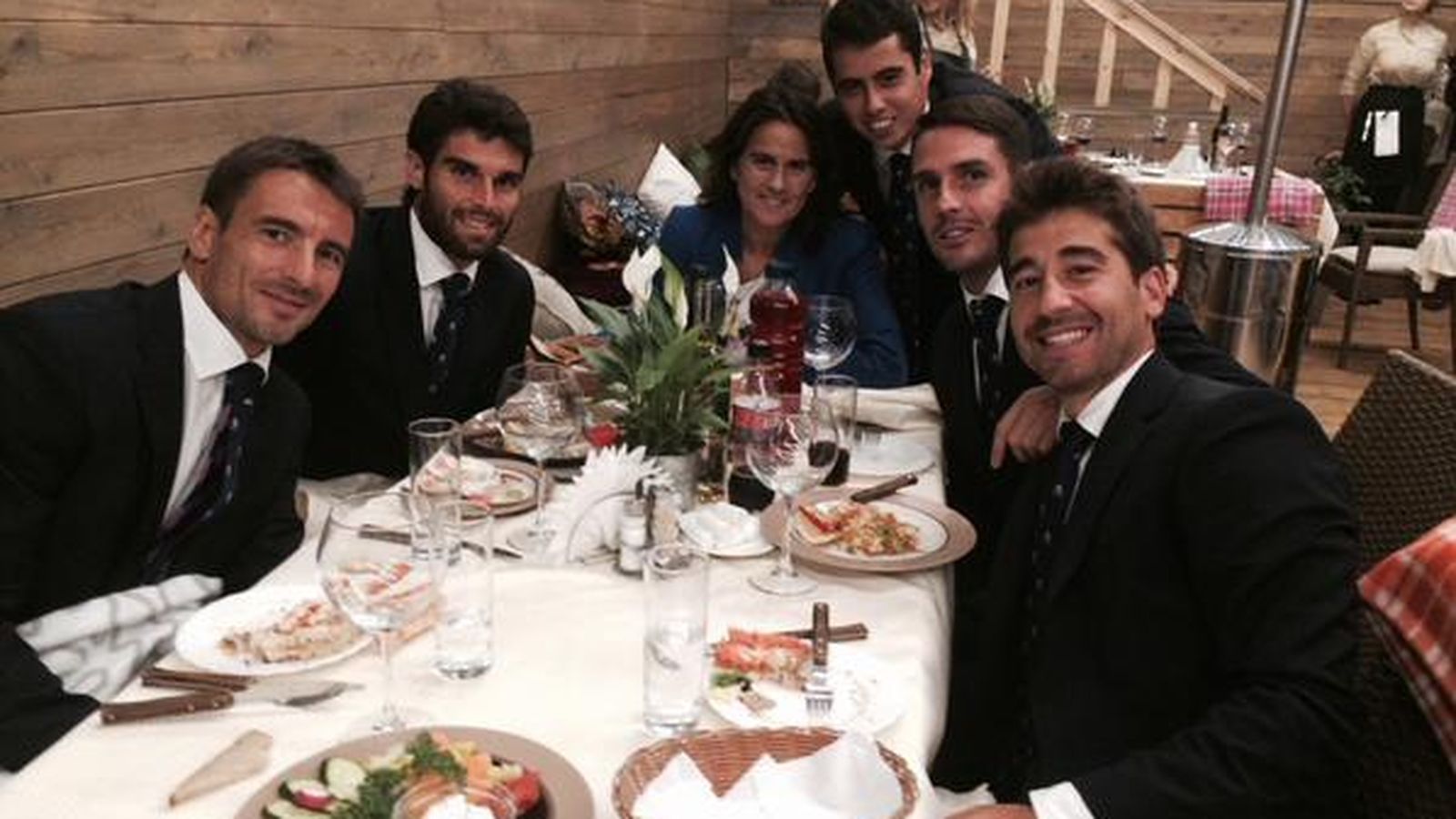 Foto: España en la cena oficial de la Davis, este miércoles en Vladivostok.
