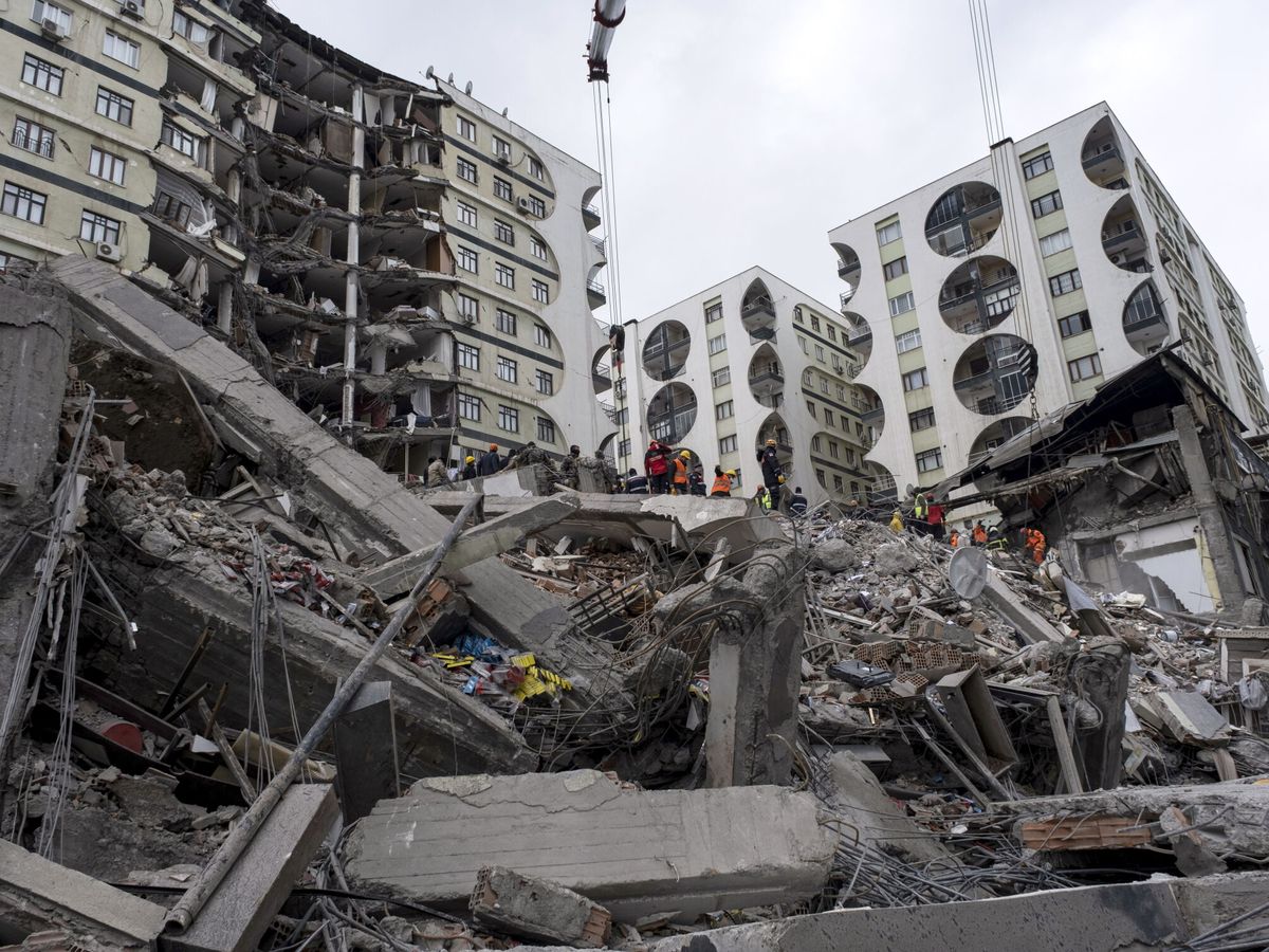 Foto: Edificios derrumbados por el terremoto en la ciudad turca de Diyarbakır. EFE/EPA/REFIK TEKIN