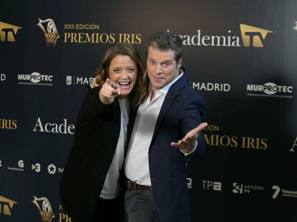 Foto: María Casado y Jota Abril, en los Premios Iris 2020 y 2021. (Academia TV)