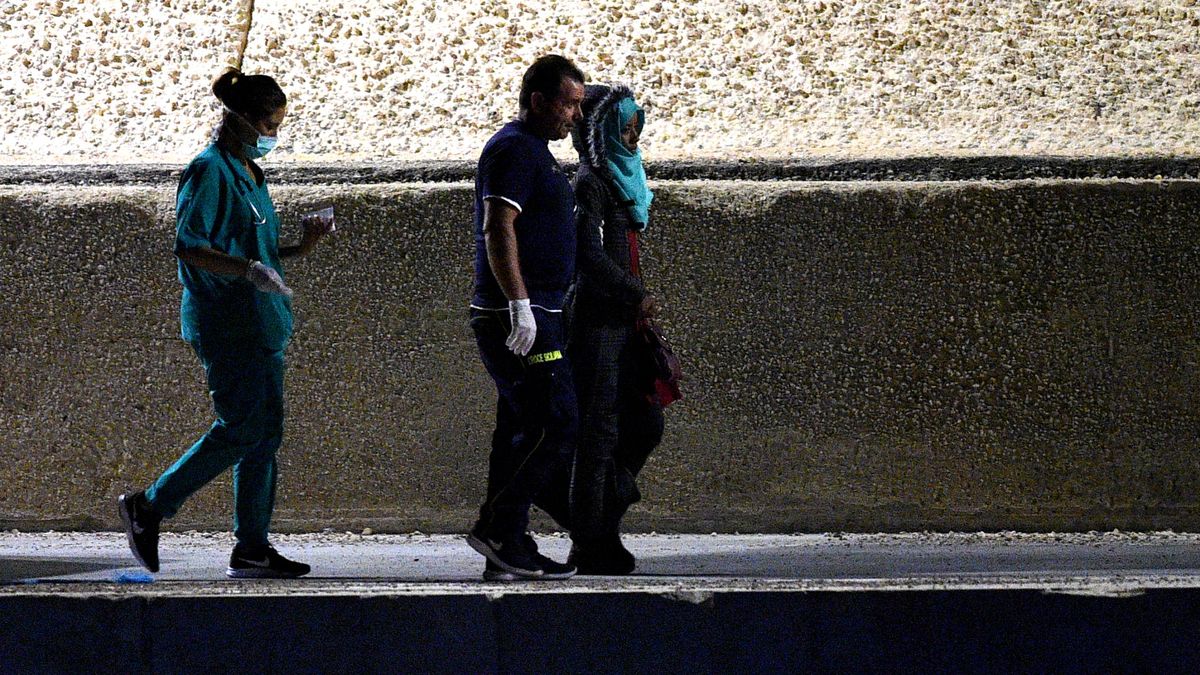 Evacúan a otros cuatro inmigrantes del Open Arms por complicaciones médicas