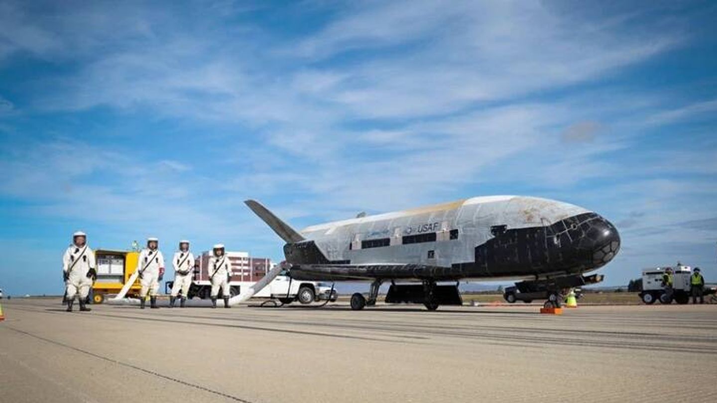 El X-37B norteamericano puede pasarse años en el espacio realizando misiones secretas. (USAF)