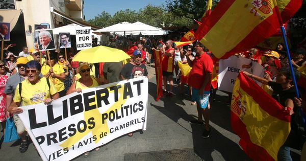 Foto: Concentración a favor y en contra del 'procés' en Cambrils, epicentro turístico de Tarragona. (EFE)