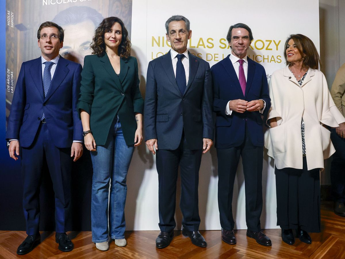 Foto: El expresidente de la República francesa Nicolas Sarkozy (c), acompañado de José María Aznar (2d), Ana Botella (d), José Luis Martínez Almeida (i) e Isabel Díaz Ayuso. (EFE/Javier Lizón)