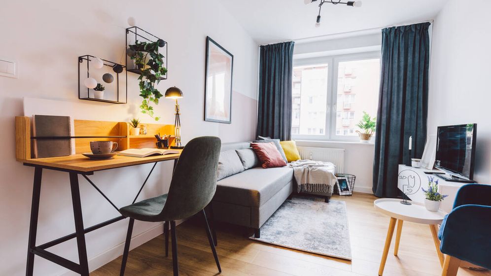 Foto: ¿Es ilegal alquilar una habitación de mi vivienda habitual en Airbnb? (iStock)