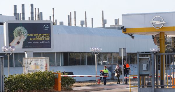 Foto: Entrada de la factoría de Opel en Figueruelas. (EFE)