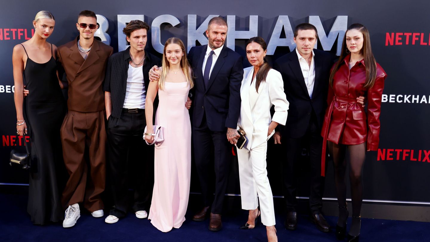 La familia de David y Victoria Beckham al completo en la presentación del documental de Netflix. (EFE/Tolga Akmen) 