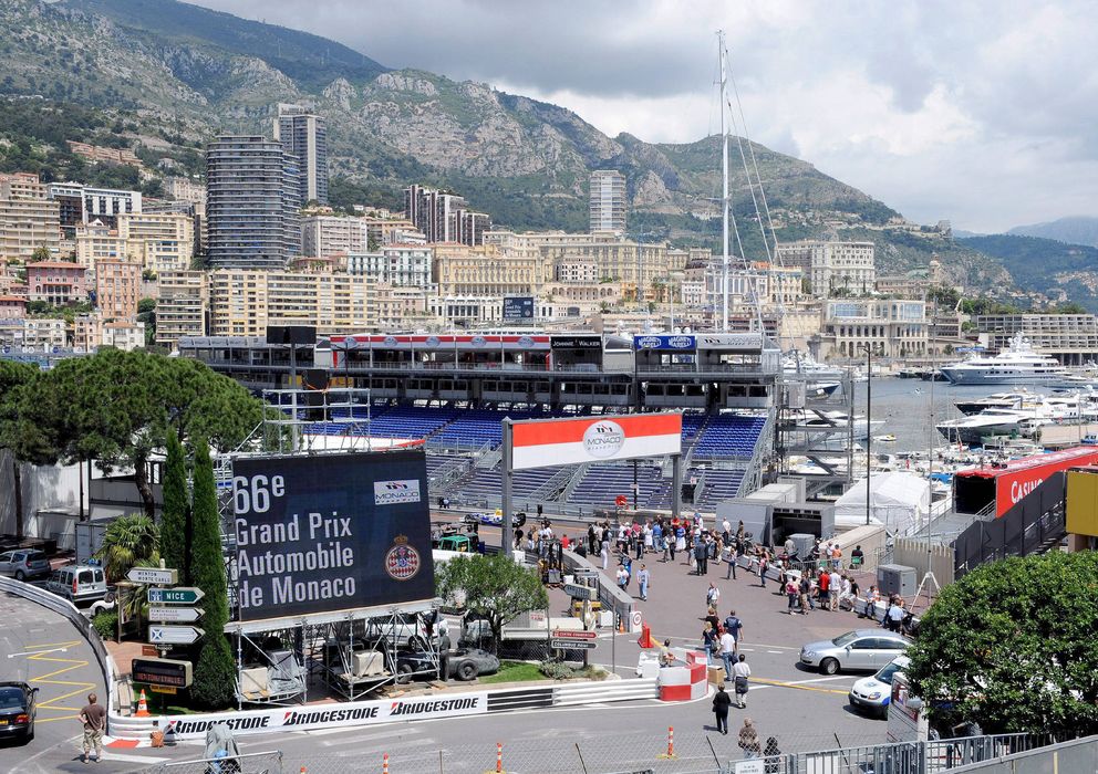 Foto: Varios turistas caminan por el circuito del Gran Premio de Mónaco. (EFE)