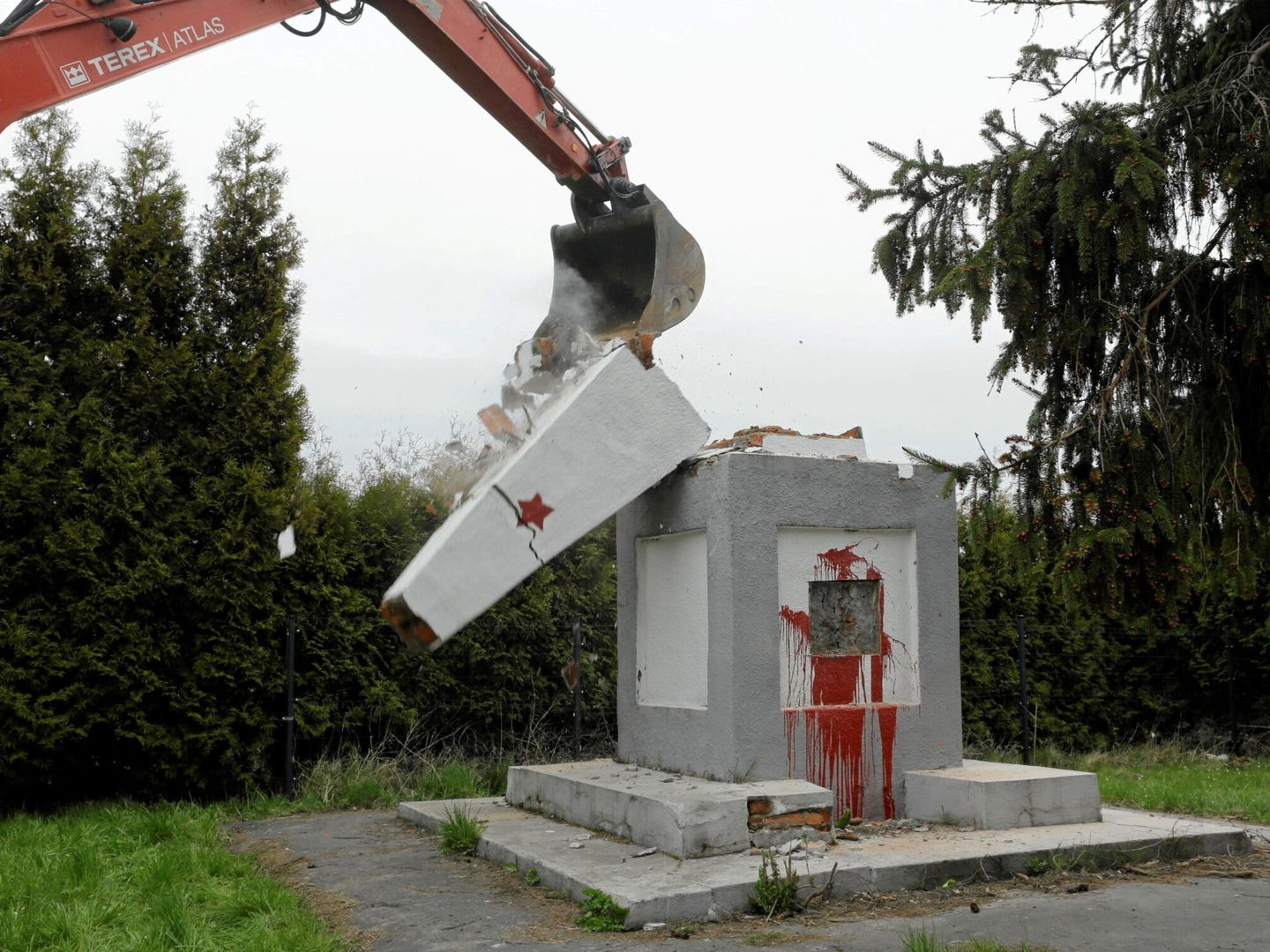 Una excavadora abate un monumento soviético después de la agresión de Rusia a Ucrania