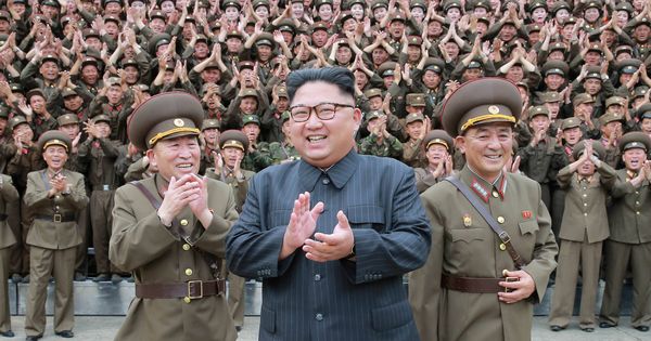 Foto: El presidente norcoreano Kim Jong-un rodeado de oficiales y miembros de la Fuerza Estratégica del Ejército Popular de Corea, en agosto de 2017. (Reuters)