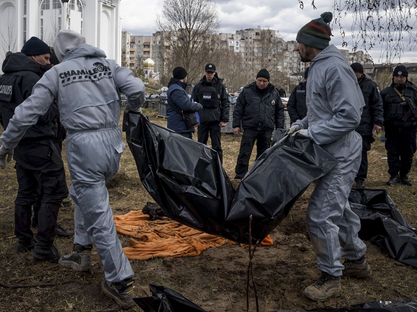 Sacan cuerpo de una fosa común en Bucha, en las cercanías de Kiev. (EFE/Miguel Gutiérrez)