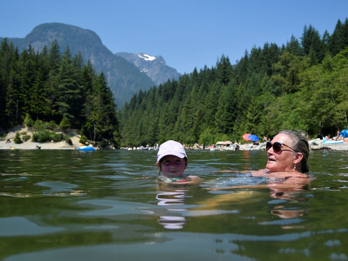 Foto: Una mujer canadiense y su nieta se bañan en el Lago Alouette. (Reuters)