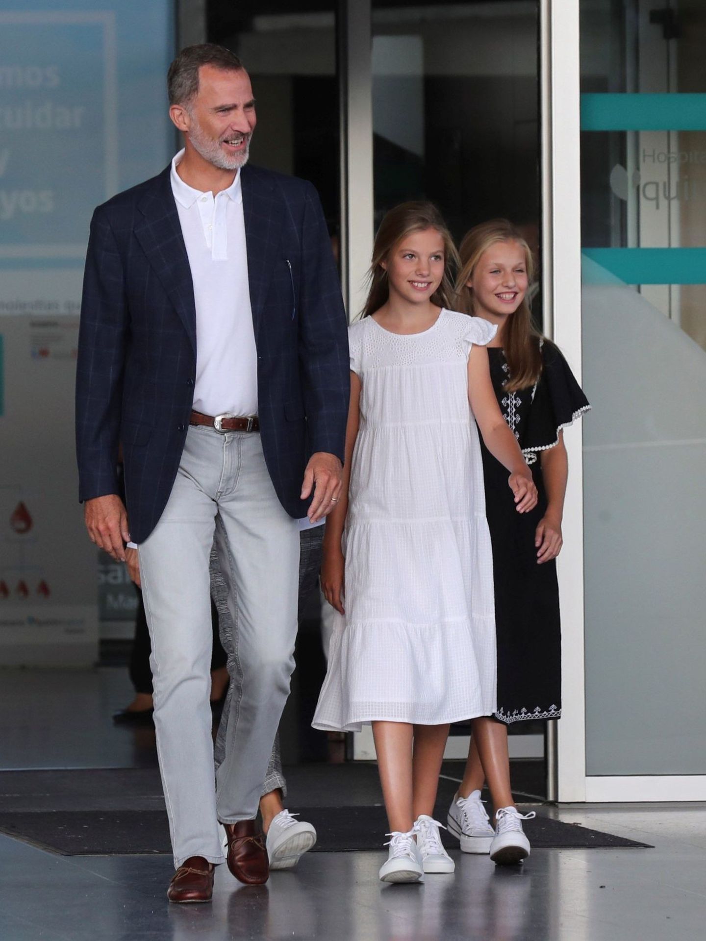 El rey Felipe y sus hijas, saliendo de visitar al rey Juan Carlos. (EFE)