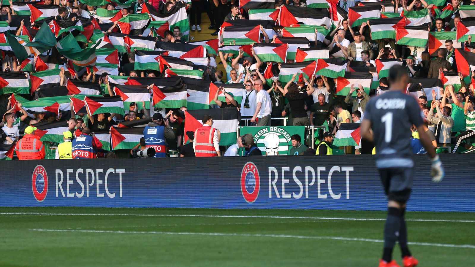 Foto: La afición del Celtic, con cientos de banderas palestinas. (Reuters)