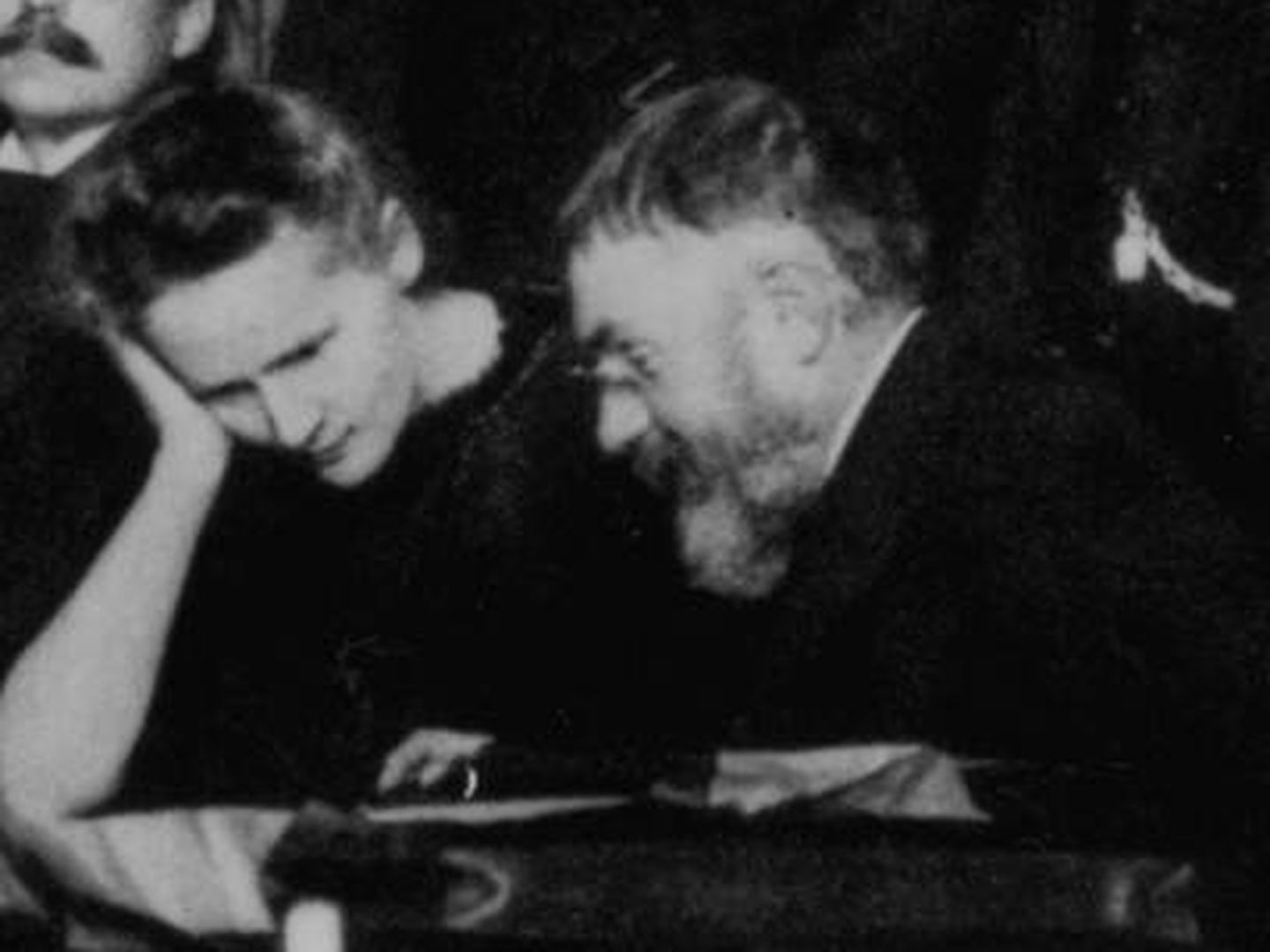 Henri Poincaré charlando con Marie Curie en la conferencia de Solvay de 1911. 