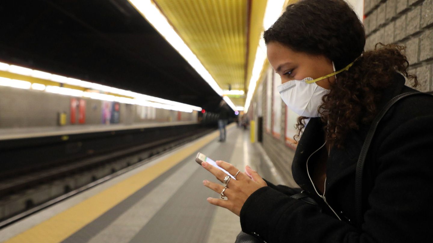 Una mujer con mascarilla en el metro de Milán. (Reuters)