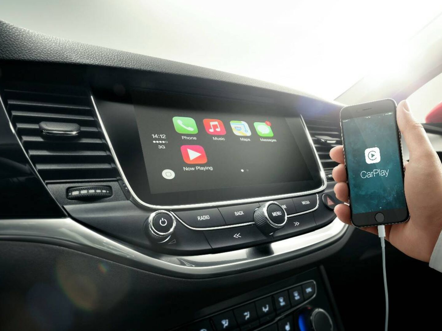 El estándar CarPlay de Apple permite el uso seguro del iPhone dentro del vehículo.