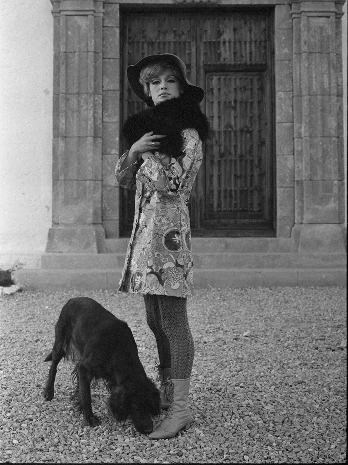 Marisol, en una sesión de moda en los alrededores de Madrid en 1967. (© Joana Biarnés/Photographic Social Vision)