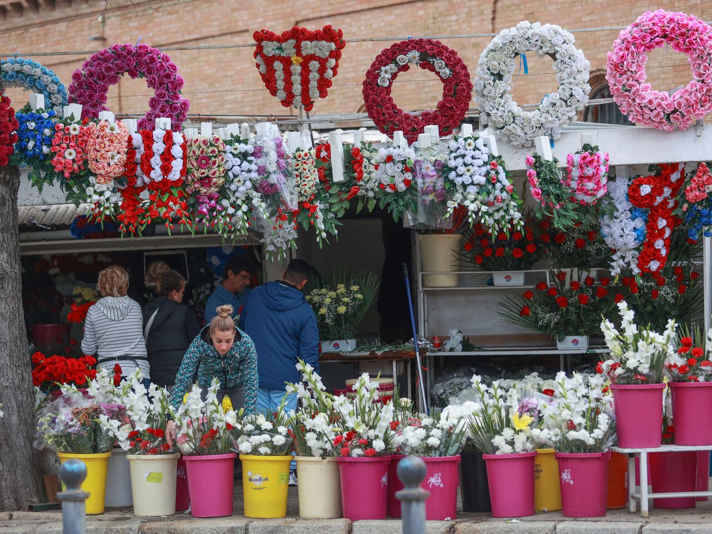 Puesto de flores en el Cementerio de Sevilla. (Rocío Ruz/Europa Press)