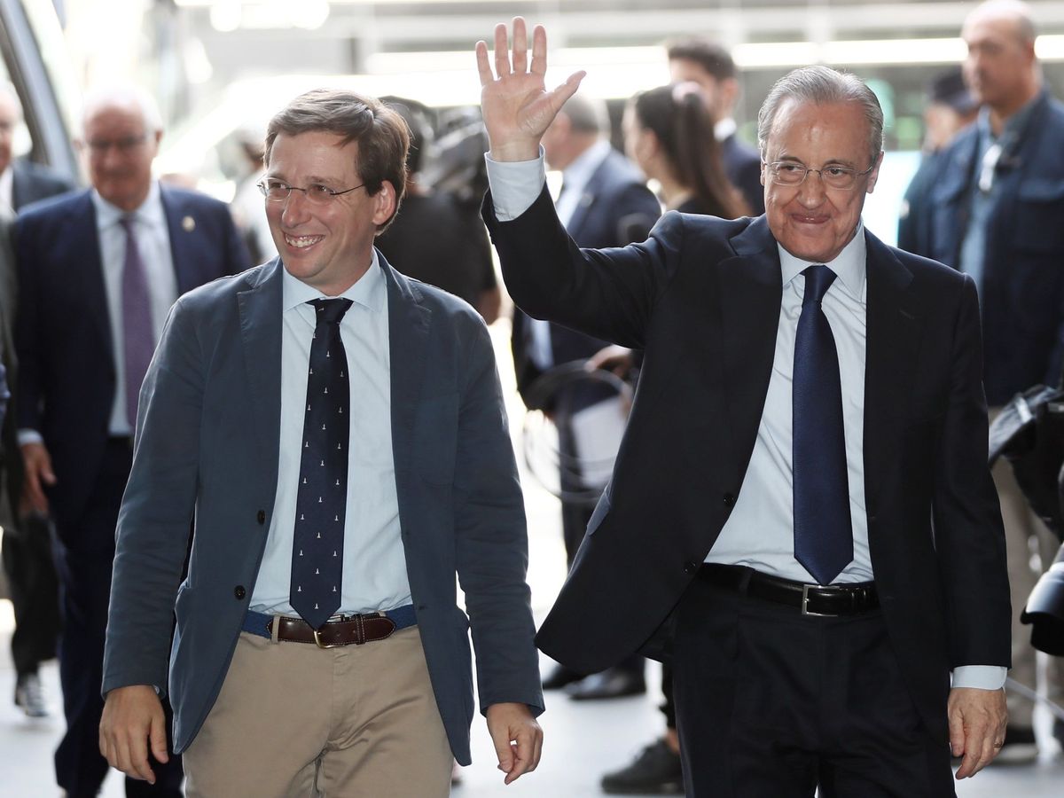 Foto: José Luis Martínez-Almeida y Florentino Pérez, a su llegada al Ayuntamiento de Madrid para celebrar la Liga de baloncesto. (EFE)