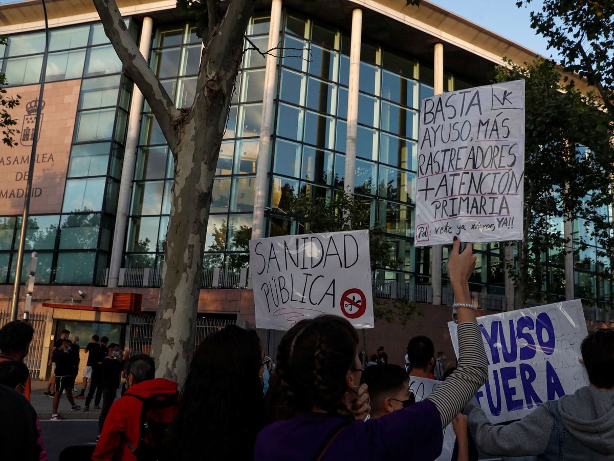 Foto: Protesta frente al centro de salud Ángela Uriarte. (EFE)
