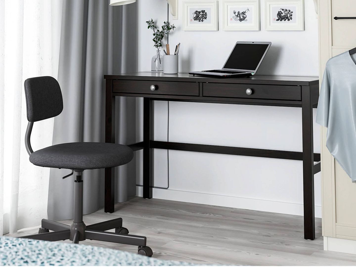 Elegantes escritorios de trabajo de Ikea. (Cortesía)