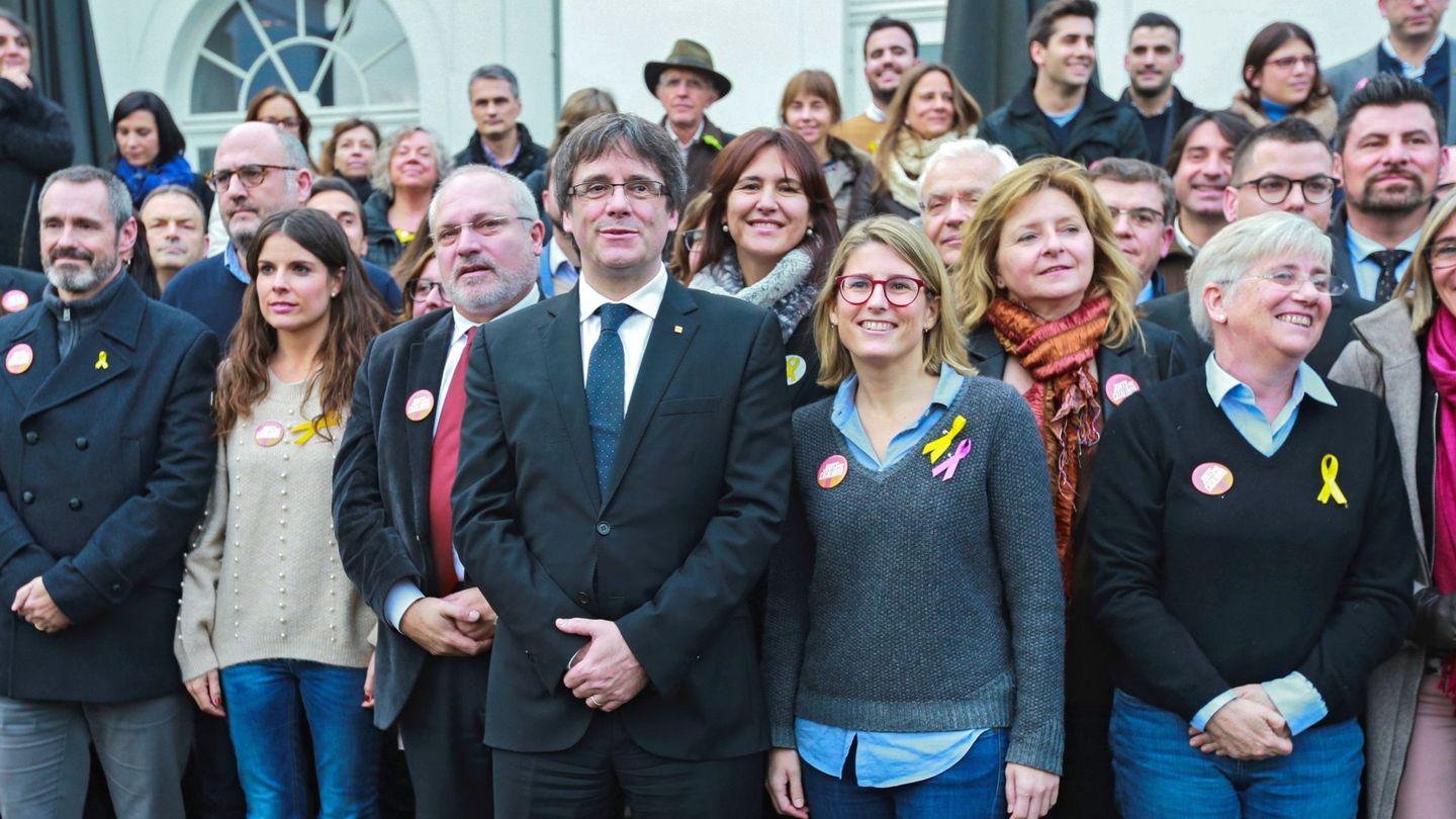 Puigdemont presentó en Brujas junto a 90 miembros de la lista de Junts per Catalunya su candidatura a la elecciones del 21 de diciembre. (EFE)