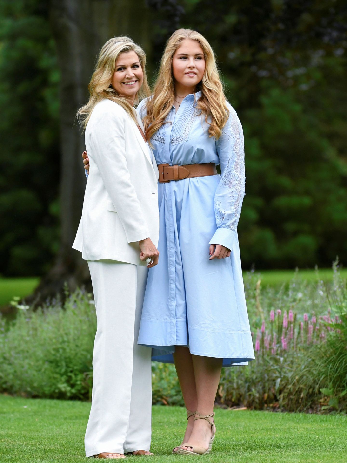 Amalia y Máxima de Holanda, durante el último posado familiar. (Reuters)