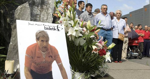 Foto: Familiares y amigos de Korta homenajean al empresario asesinado por ETA en uno de los aniversarios de su muerte ante el monolito en su memoria en Zumaia. (EFE)