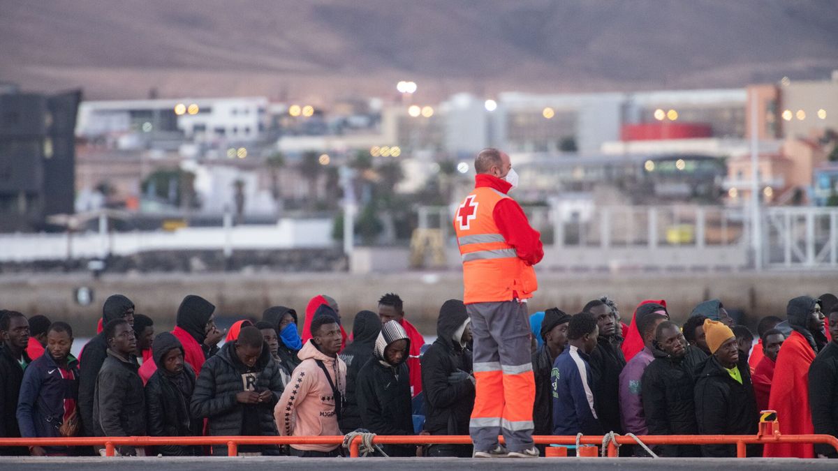 Llegan dos cayucos a Gran Canaria y El Hierro con 127 personas: un hospitalizado por hipotermia grave
