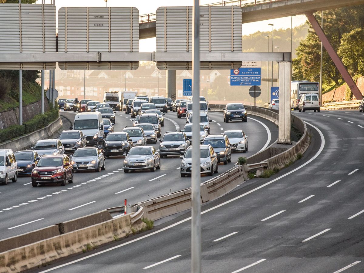 Foto: Vista de una retención de tráfico en carretera. (EFE/Javier Zorrilla)