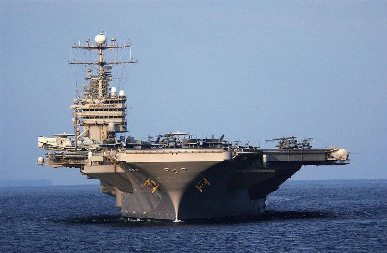 El USS Abraham Lincoln carga 88.000 toneladas con propulsión nuclear. (US Army)