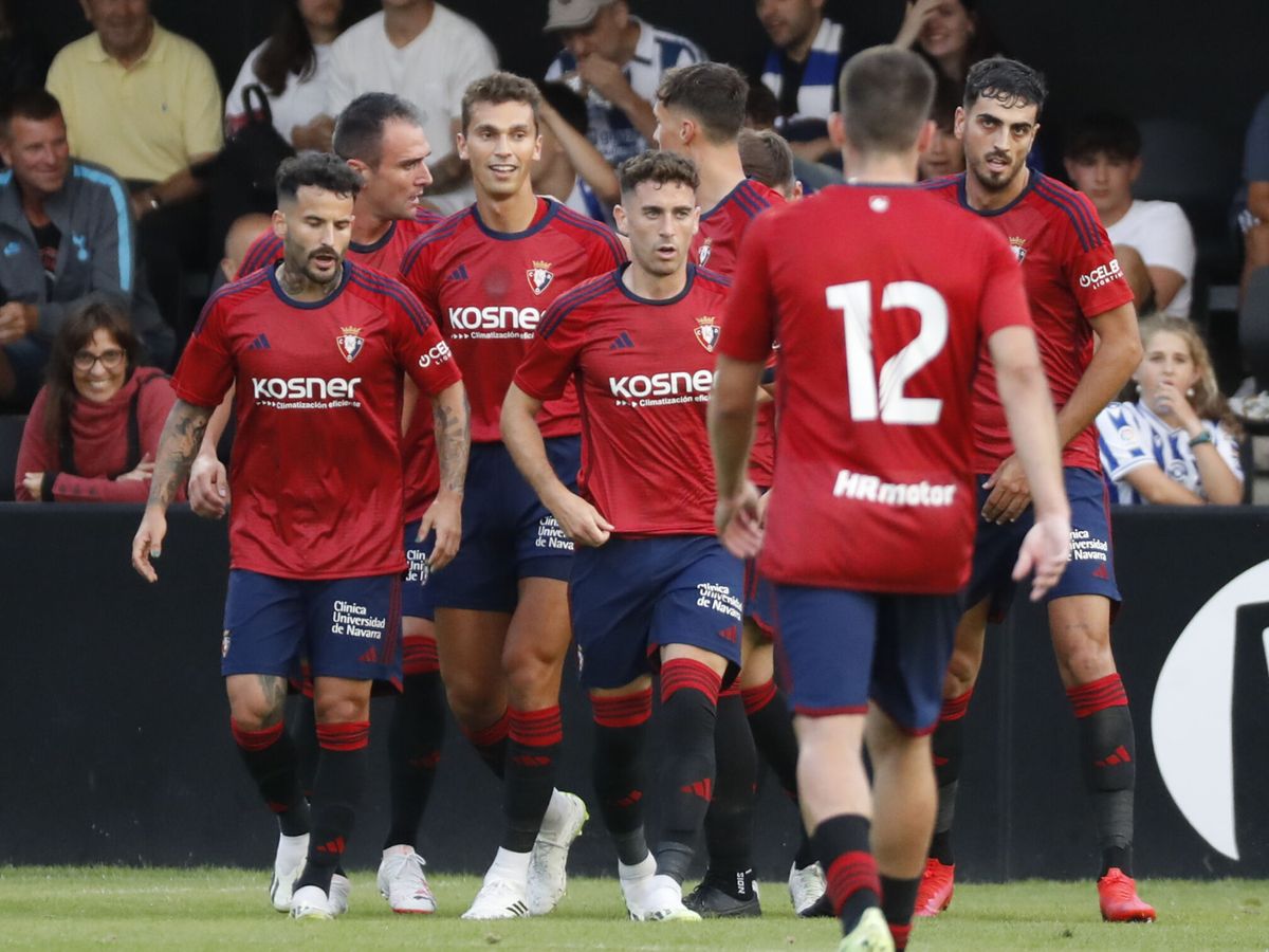 Foto: Los jugadores de Osasuna, en un partido amistoso. (EFE/Juan Herrero)