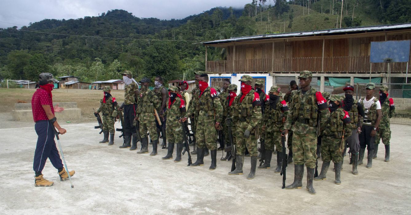 Los militantes, recibiendo instrucción en el campamento. (H. Estepa)