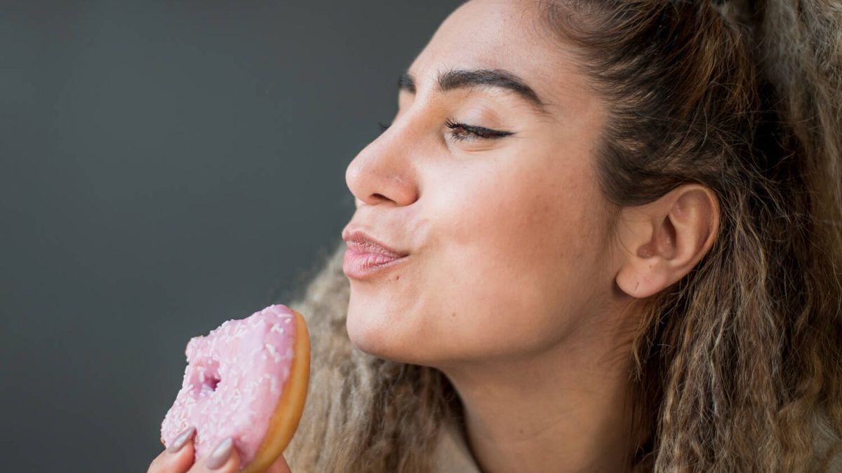 El truco de la 'diosa de la glucosa' para reducir el nivel de azúcar que llega a tu sangre cuando comes dulce