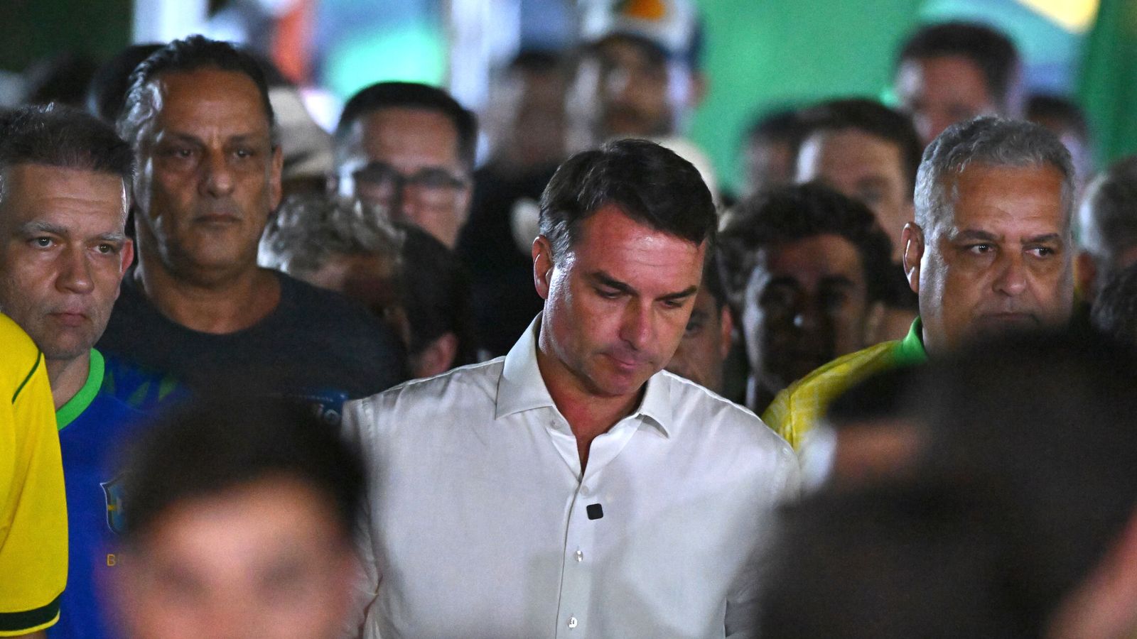 La rocambolesca saga/fuga de Bolsonaro Jr: así huyó Flávio a Estados Unidos (y los casos que le persiguen)