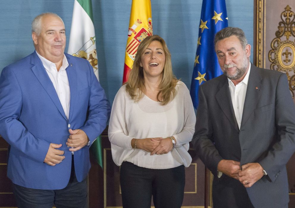 Foto: La presidenta de la Junta, Susana Díaz, y los secretarios regionales de CCOO y UGT, Francisco Carbonero (i) y Francisco Fernández. (EFE)