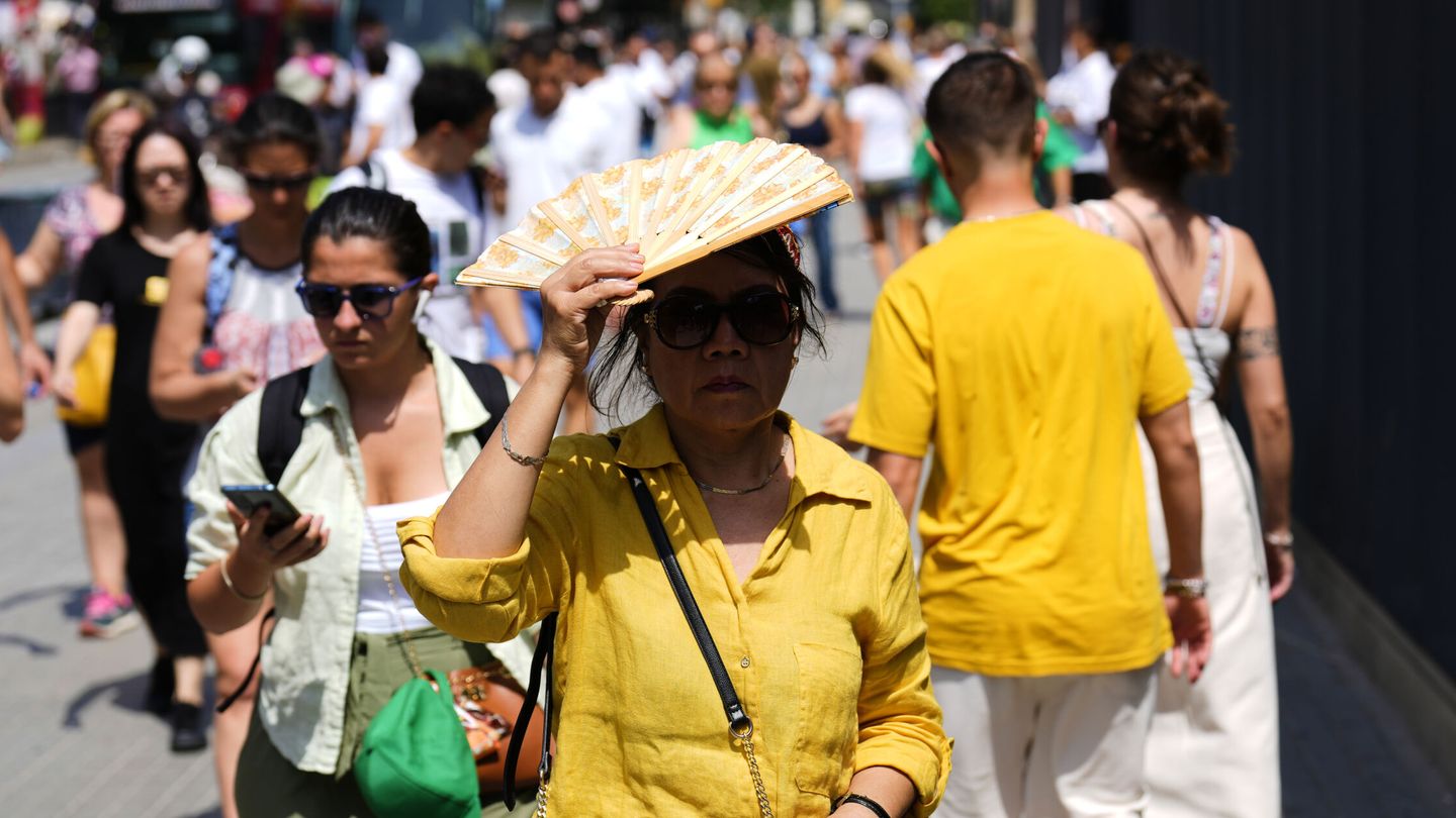 Una turista protegiéndose del sol este pasado lunes en Barcelona (EFE/A.García)
