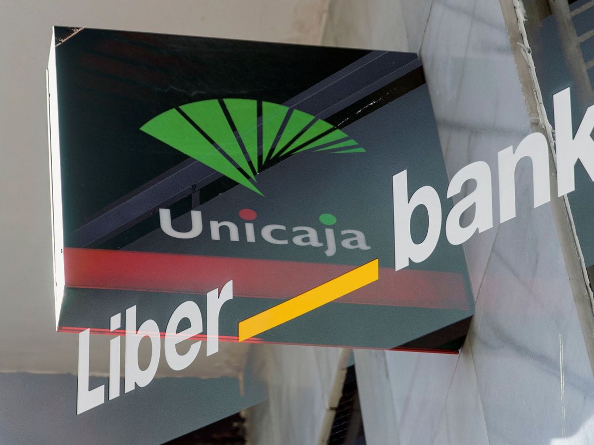 Foto: Logos de Unicaja y Liberbank. (EFE)